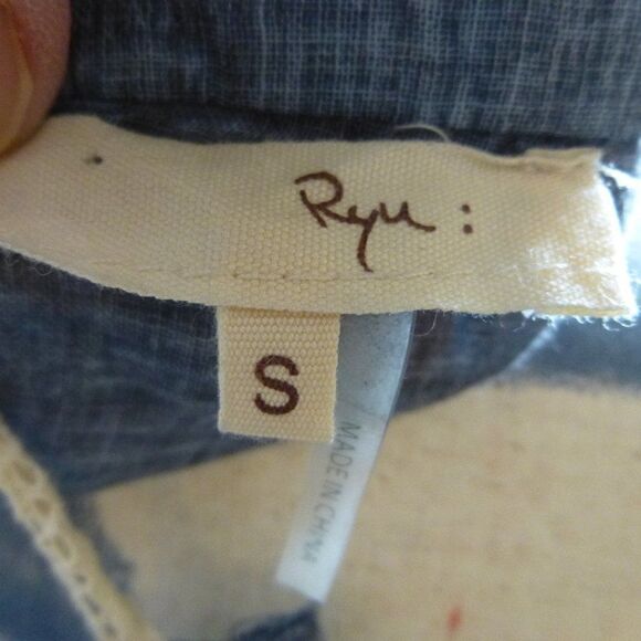 Ryu Women's S chambray cream lace 4 button front tie up back sleeveless top - Picture 5 of 5